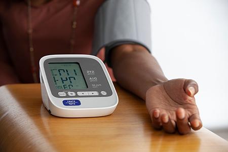 男子测量血压