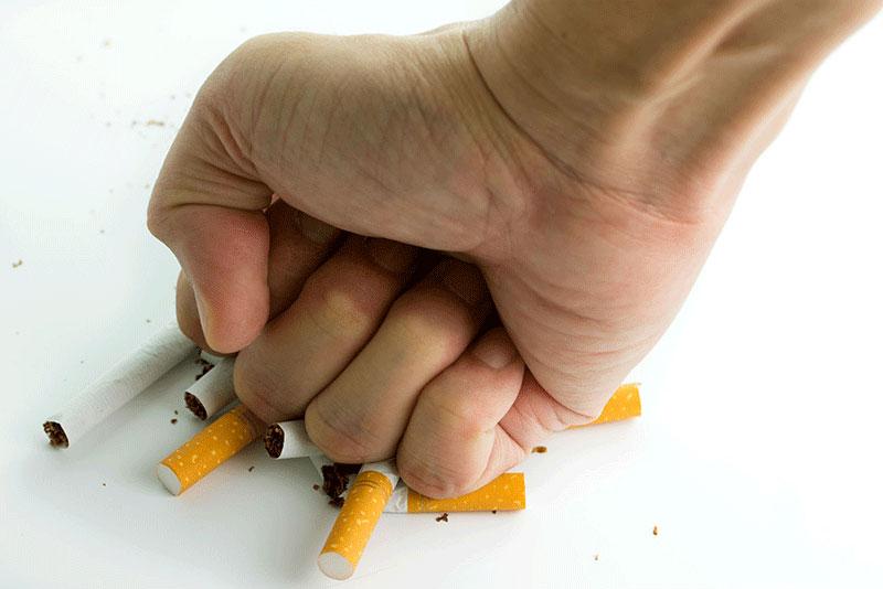 戒烟用手砸香烟