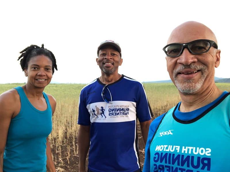 左起:拉尔夫•莱昂斯, Jason James and Lori Palmer 亚特兰大的's South Fulton 运行 Partners running a virtual race in Tanzania in July 2021. (Photo courtesy of South Fulton 运行 Partners)