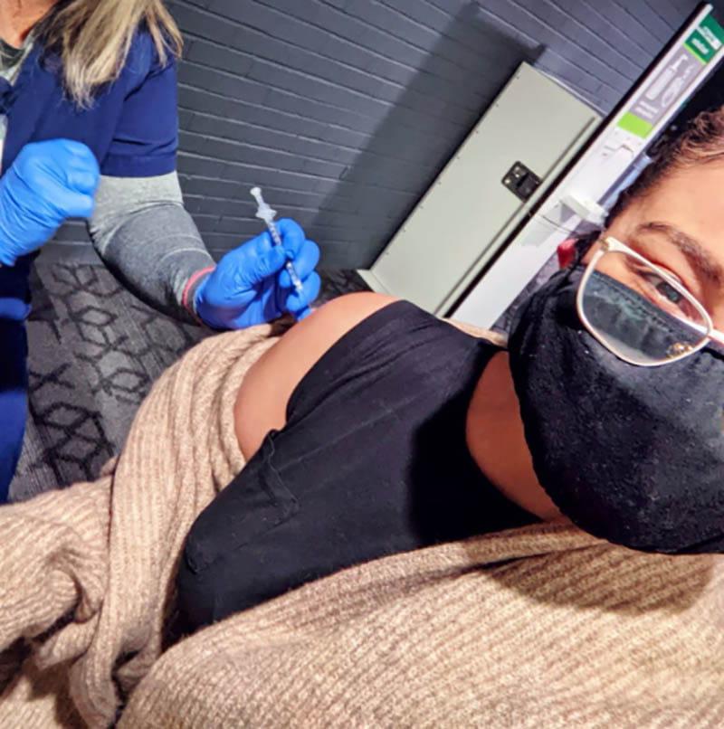 2021年2月，贝莎·伊达尔戈接种新冠病毒疫苗时拍了一张自拍.