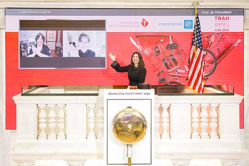  virtual closing of the bell on Feb. 18, New York Stock Exchange President Stacey Cunningham joined Yie-Hsin Hung, CEO of New York Life Investment Management, 博士和. Regina Benjamin
